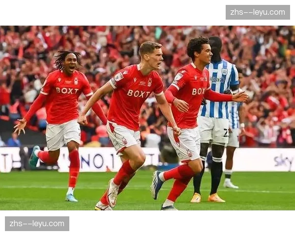 诺丁汉森林凭借两次长传冲吊完成进球,传统英式足球的瞬间闪光 诺丁汉森林凭借两次长传冲吊完成进球,传统英式足球的瞬间闪光